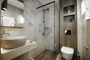 Basic Quadruple Room | Bilik Mandi | Pancuran mandi, hulu semburan mandi hujan, tuala disediakan 