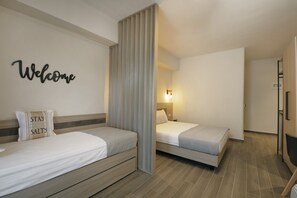 Colchones con pillow-top, minibar y caja de seguridad en la habitación