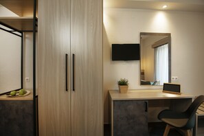 Bantalan ekstra lembut, minibar, brankas, dan meja kerja