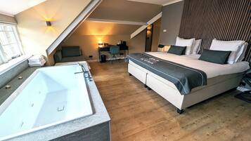 Suite | Caja de seguridad en la habitación y escritorio