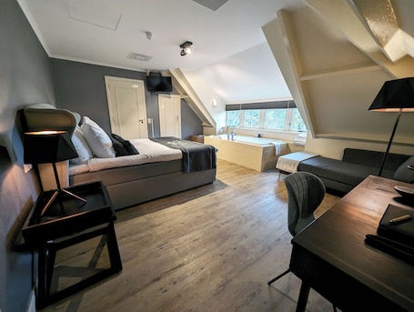 Suite | Jetted tub
