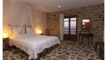 Hochwertige Bettwaren, Zimmersafe, Schreibtisch, schallisolierte Zimmer