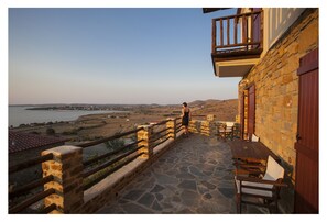 Panorama suite, uitzicht op zee | Luxe beddengoed, een kluis op de kamer, een bureau, geluiddichte muren