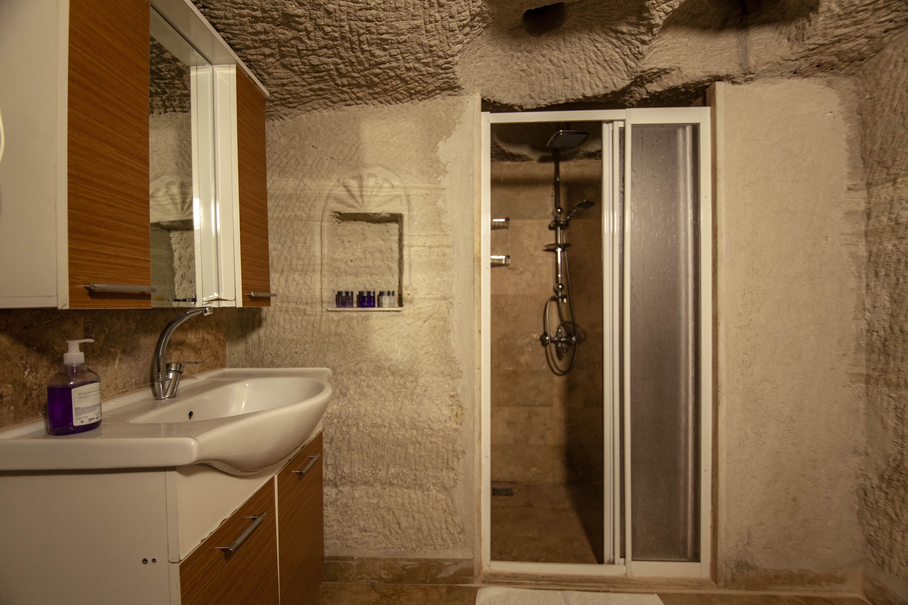 Family Triple Room, 1 Bedroom, Pool View, Garden Area | Bilik Mandi | Pancuran mandi, pengering rambut, selipar, tuala disediakan 