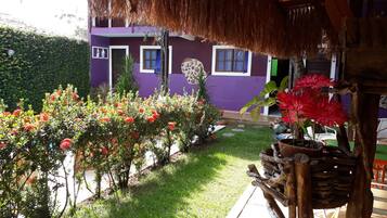 Piscina externa, espreguiçadeiras