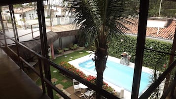 Una piscina al aire libre, sillones reclinables de piscina
