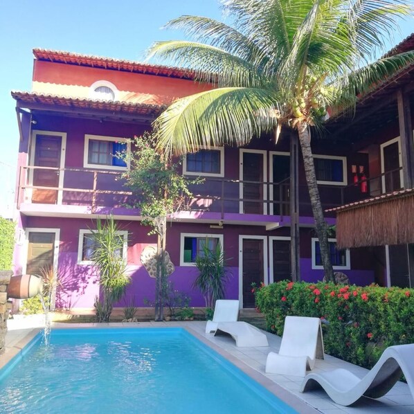 Piscine extérieure, chaises longues