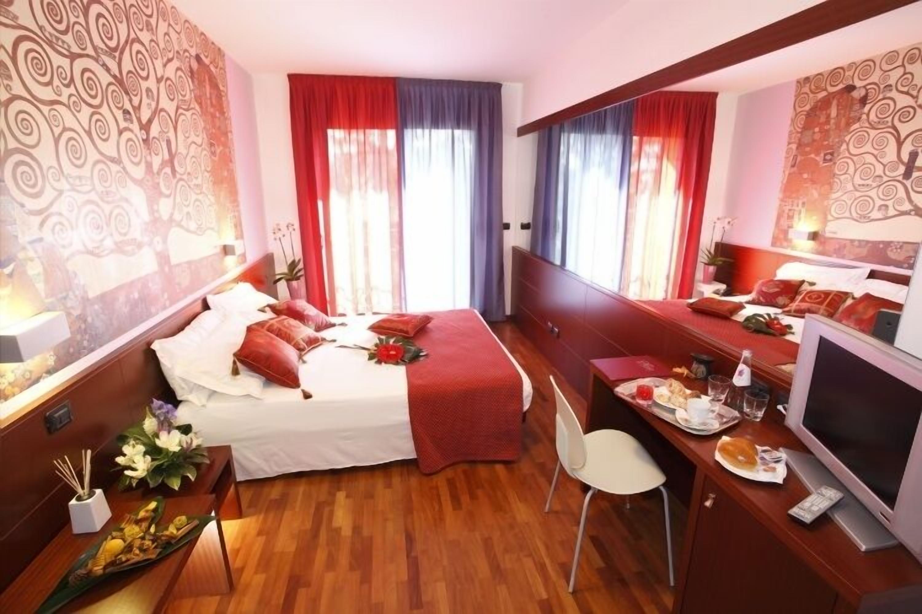 triple room | in-room safe, desk, soundproofing, free wifi