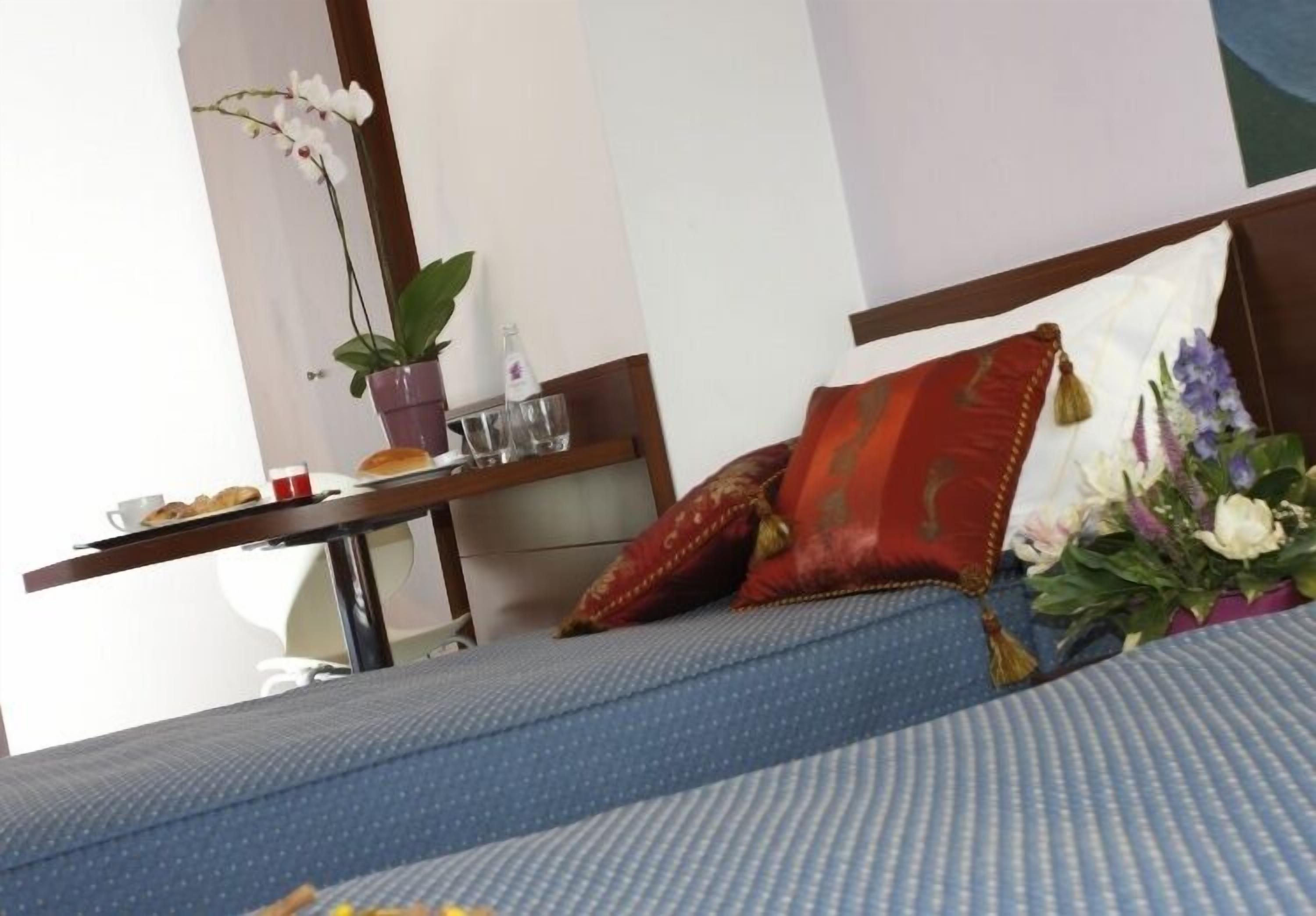 quadruple room | in-room safe, desk, soundproofing, free wifi