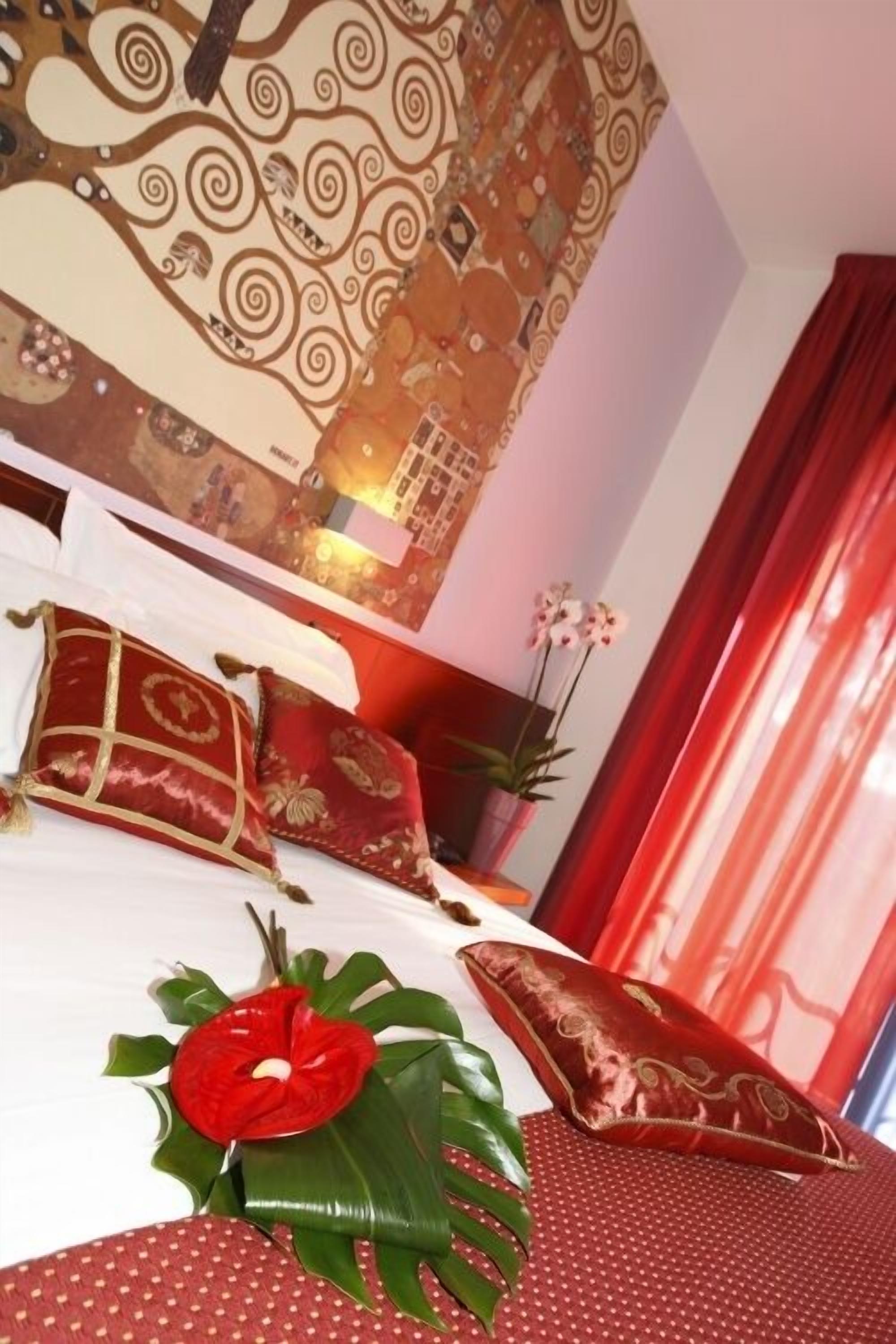 triple room | in-room safe, desk, soundproofing, free wifi