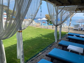 Private beach, free beach cabanas, sun-loungers, beach umbrellas - Cundavilla Hotel & Suites (Ayvalik)