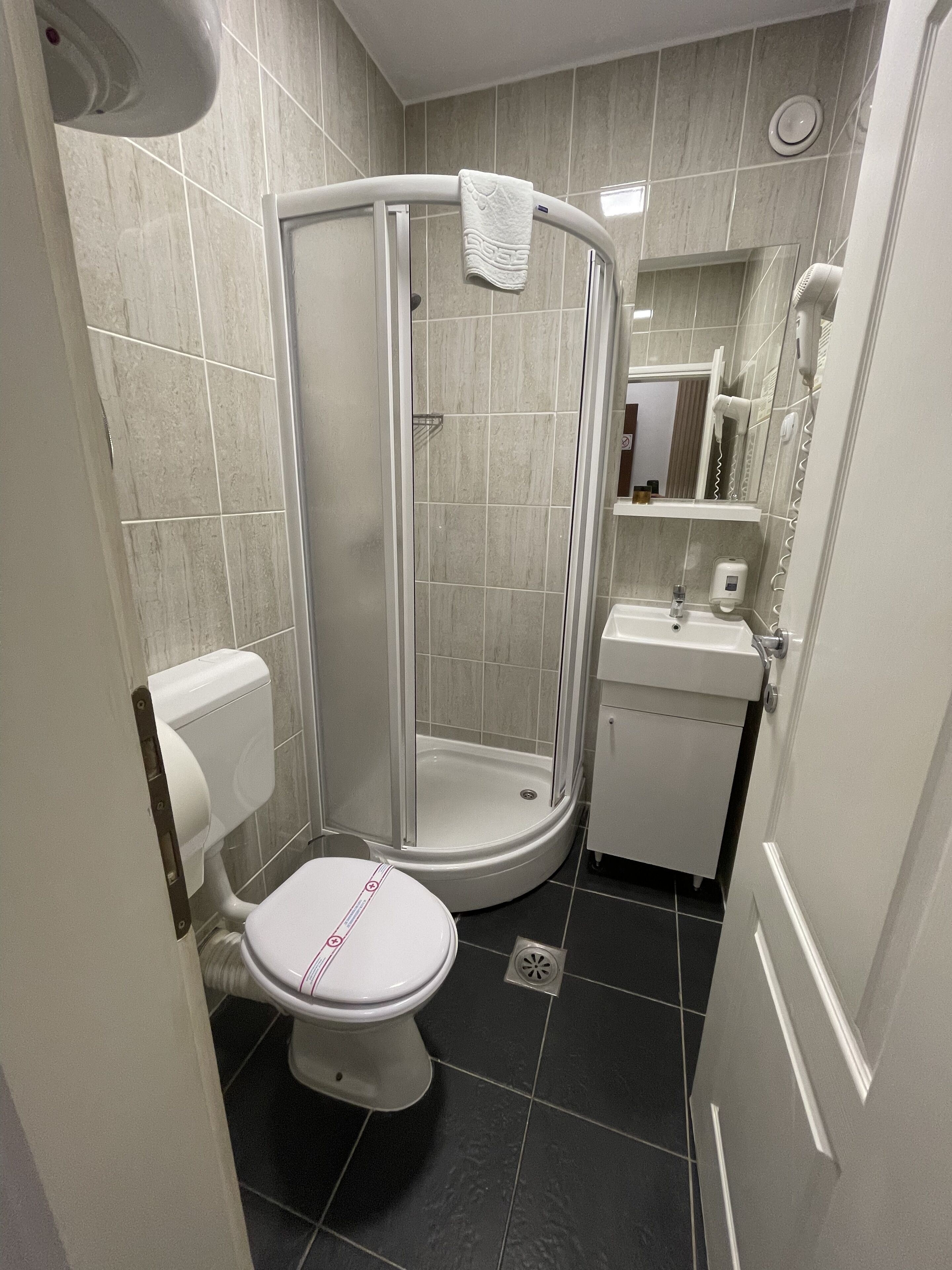 economy double room | bathroom | shower, free toiletries, hair dryer, towels