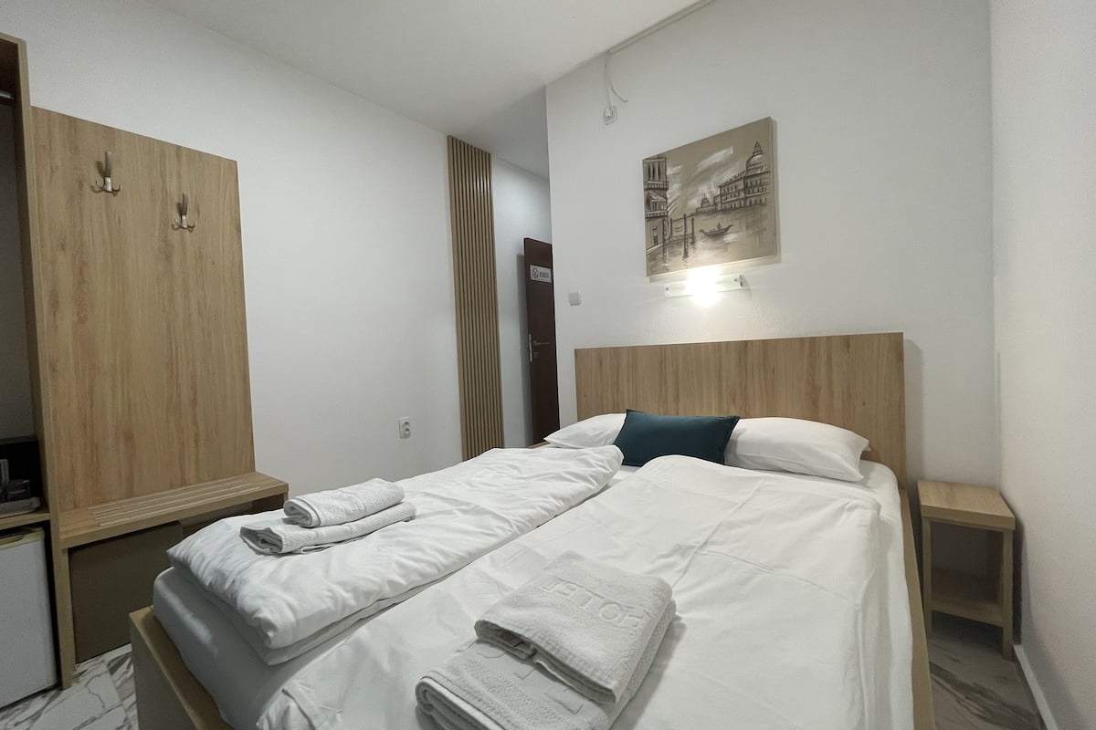 Economy tweepersoonskamer | Hypoallergeen beddengoed, donzen dekbedden, een minibar