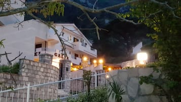 Fassade der Unterkunft – Abend/Nacht