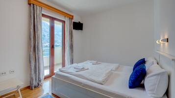 Double Room, Sea View | Hypo-allergenic bedding, down comforters, minibar, in-room safe