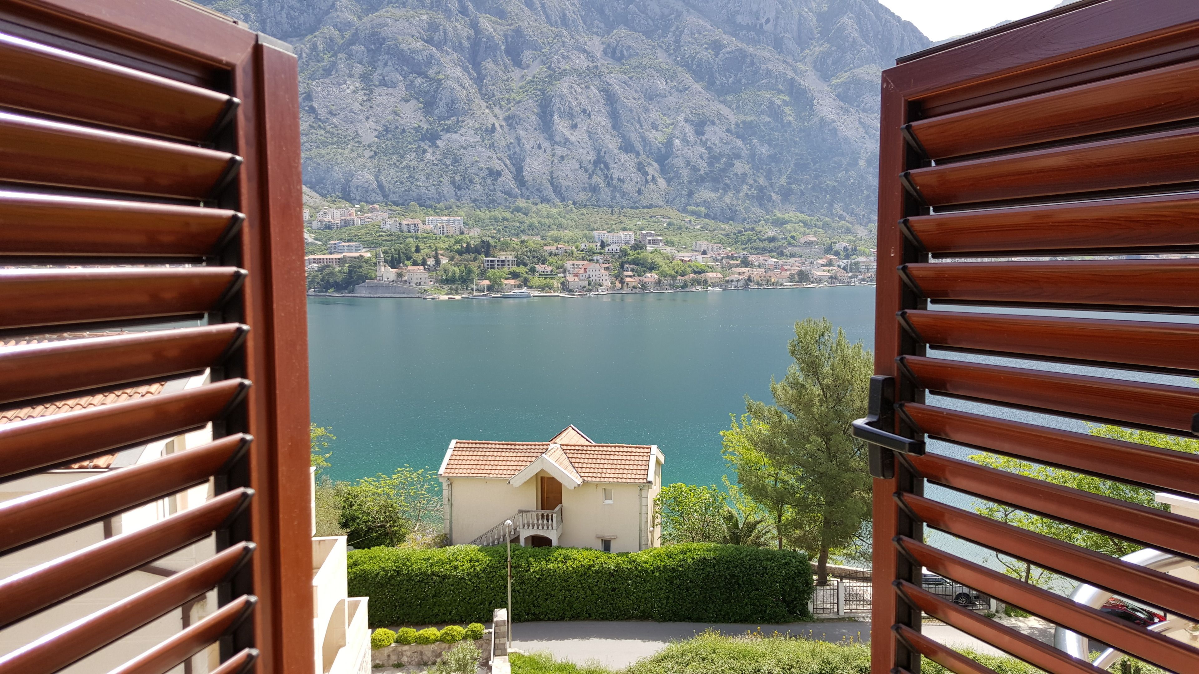 Hypo-allergenic bedding, down comforters, minibar, in-room safe