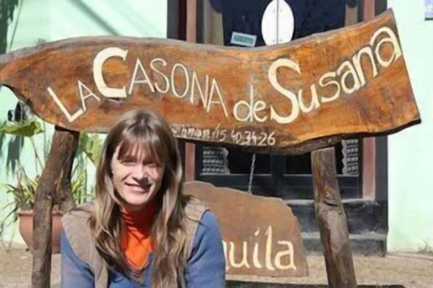 Μια ξύλινη πινακίδα με την επιγραφή «LA CASONA de Susana» και έναν αριθμό τηλεφώνου.