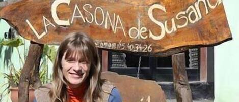 Μια ξύλινη πινακίδα με την επιγραφή «LA CASONA de Susana» και έναν αριθμό τηλεφώνου.