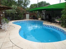 Piscina externa sazonal, funciona das meio-dia às 23h, espreguiçadeiras