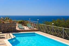 Outdoor pool, pool umbrellas - Amygdalia Villas (Kissamos)