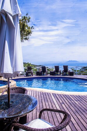 Außenpool, Sonnenschirme, Liegestühle