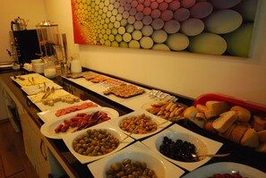 Tägliches Frühstücksbuffet gegen Gebühr
