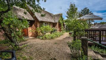 Malachite Cottage | Tallelokero huoneessa