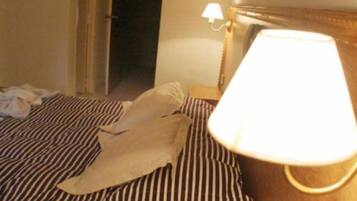 Frigobar, cofres nos quartos, escrivaninha, camas extras/dobráveis