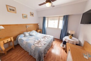 Minibar, in-room safe, desk, rollaway beds - Hotel Cá Doro (Mar del Plata)