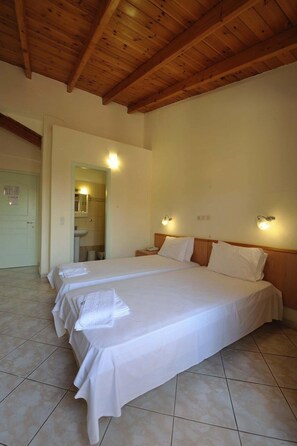 Cortinas blackout, insonorización y tabla de planchar con plancha 