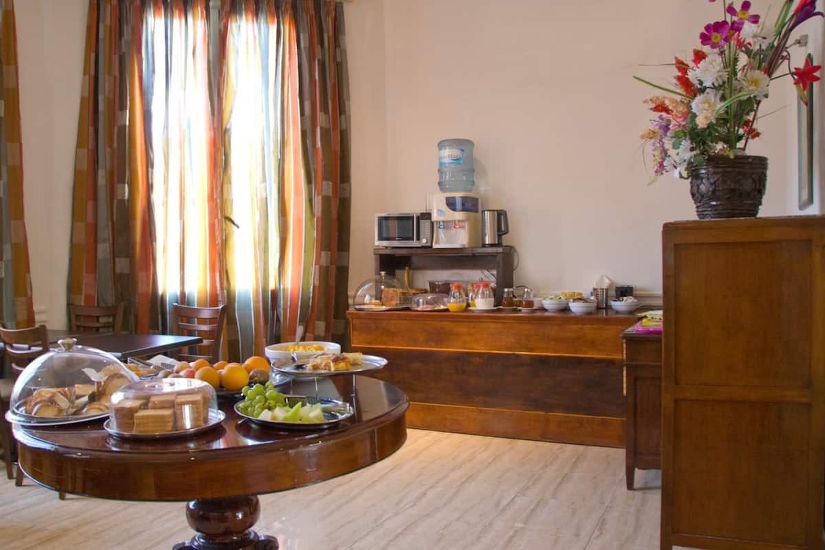 breakfast, lunch and dinner served