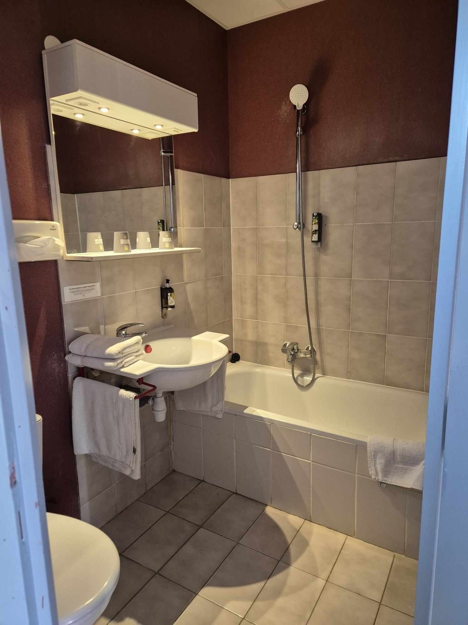 comfort double room park view | bathroom | free toiletries, hair dryer, towels