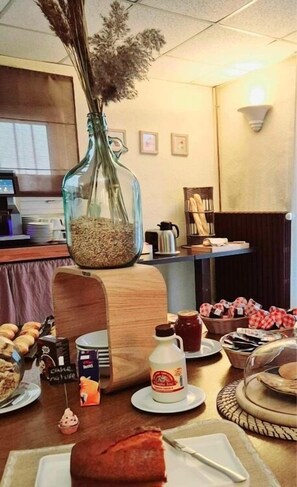 Buffet breakfast on weekdays (EUR 13 per person)