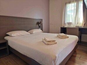 Desk, soundproofing, free cots/infant beds, free WiFi - Logis Hôtel Le Mistral - Restaurant - Montélimar sud (Chateauneuf-du-Rhone)