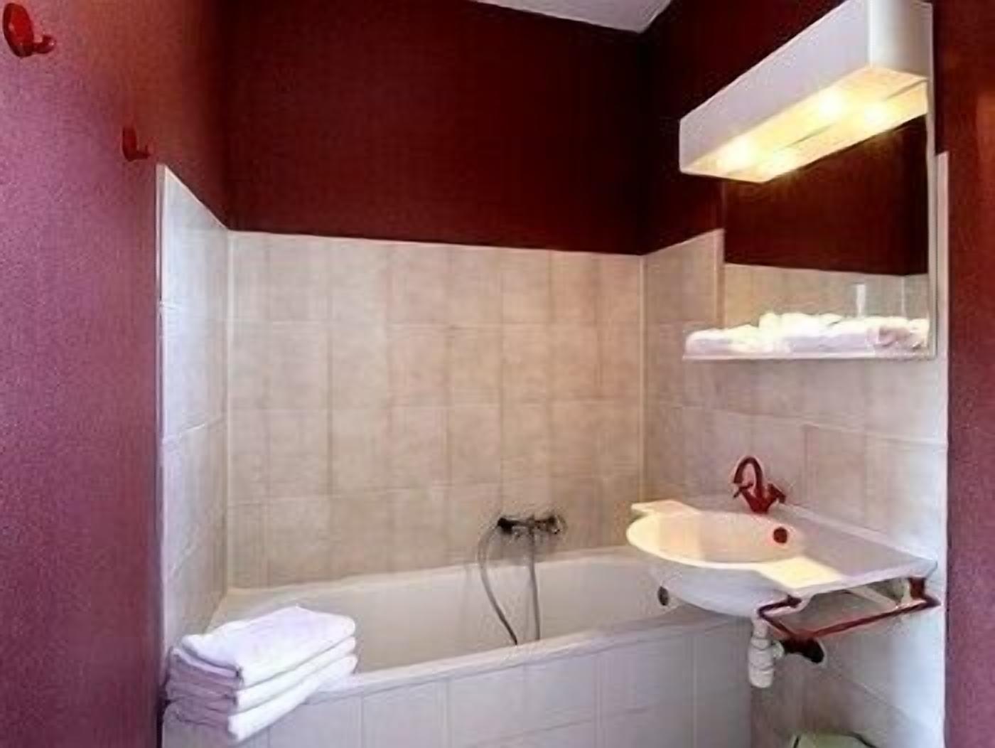 quadruple room park view | bathroom | free toiletries, hair dryer, towels