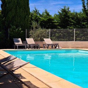 Outdoor pool, open 9:00 AM to 9:00 PM, pool loungers - Logis Hôtel Le Mistral - Restaurant - Montélimar sud (Chateauneuf-du-Rhone)