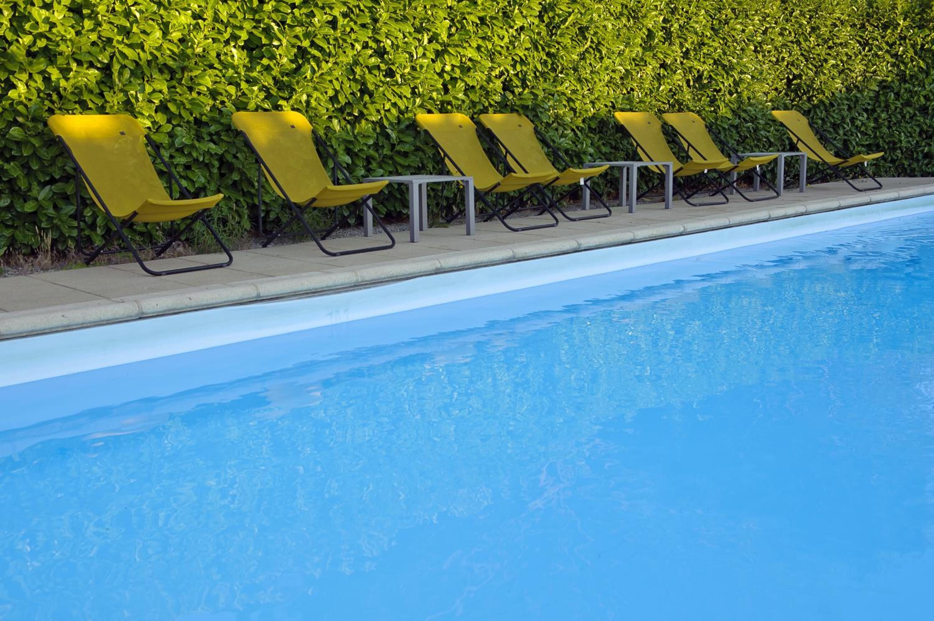 outdoor pool, open 9:00 am to 9:00 pm, pool loungers