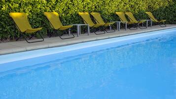 Utendørsbasseng og solsenger