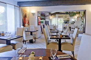 Se sirven almuerzos, cenas y cocina regional 