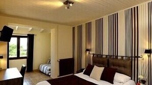 Una habitación de hotel con una cama grande, un escritorio y una ventana.