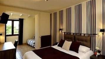 Double Room (Double Room Street view) | Meja, kalis bunyi, katil bayi/kot (percuma), Wi-fi percuma