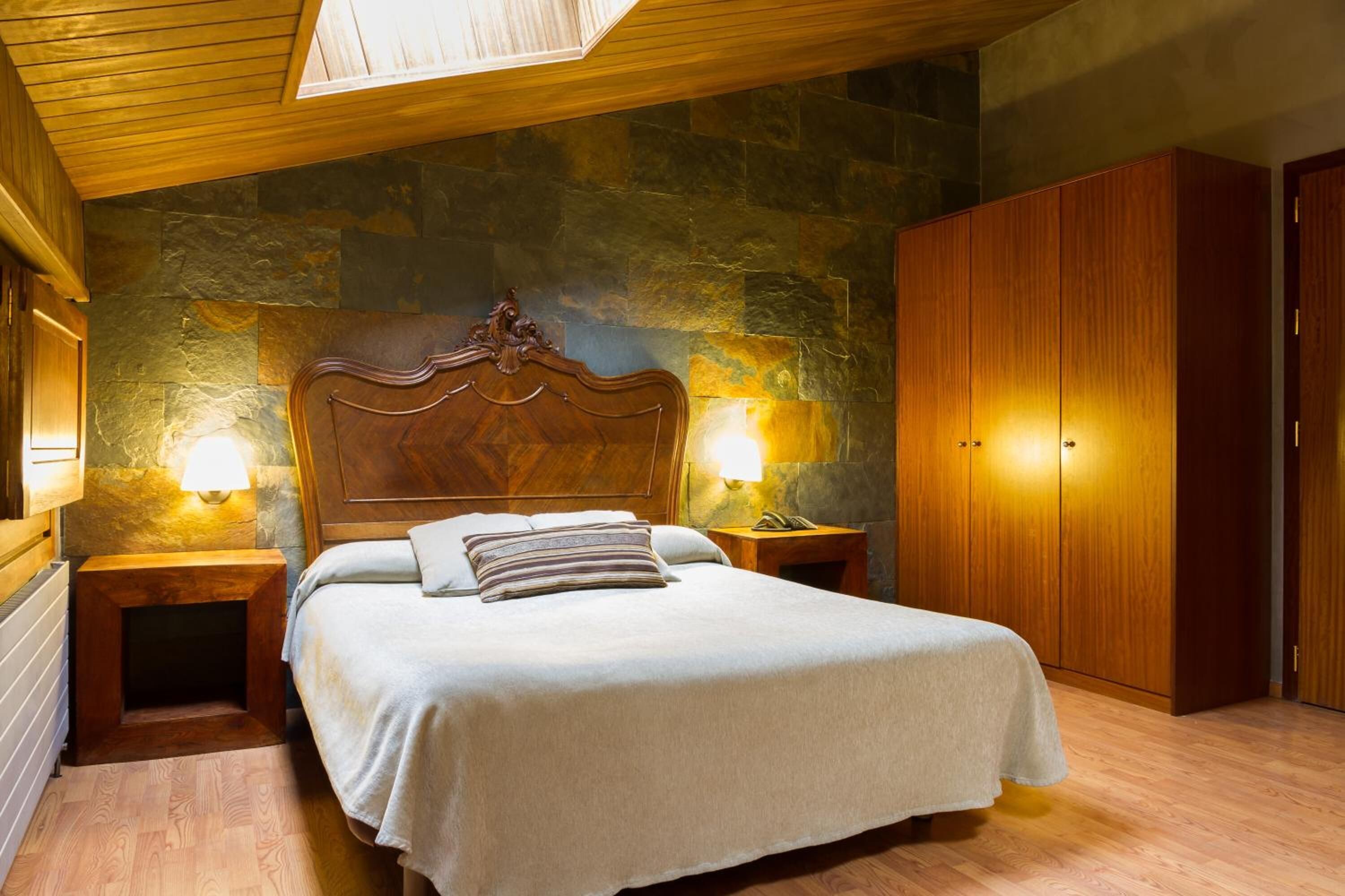 soundproofing, free wifi, bed sheets