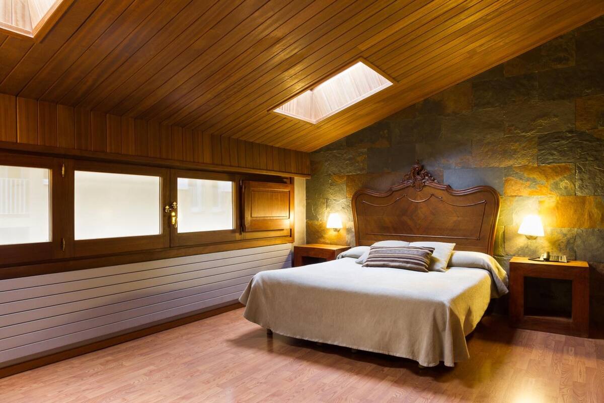 soundproofing, free wifi, bed sheets