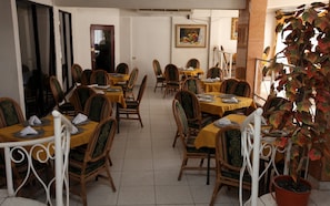 2 restaurants, breakfast served