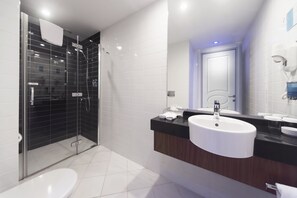 Shower, hair dryer, slippers, towels - Holiday Inn Express Istanbul Altunizade by IHG (Istanbul)