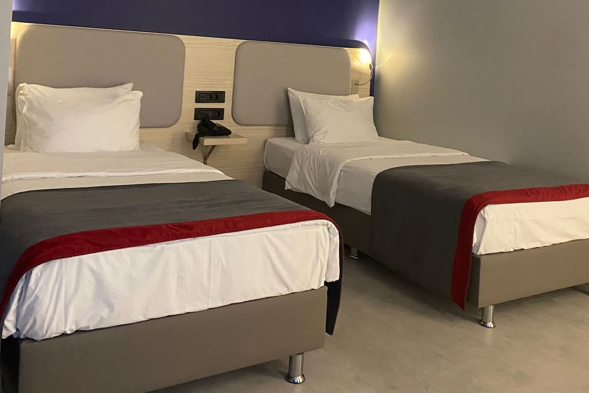 Standard Room, 2 Single Beds | Egyptian cotton sheets, premium bedding, down duvets, desk