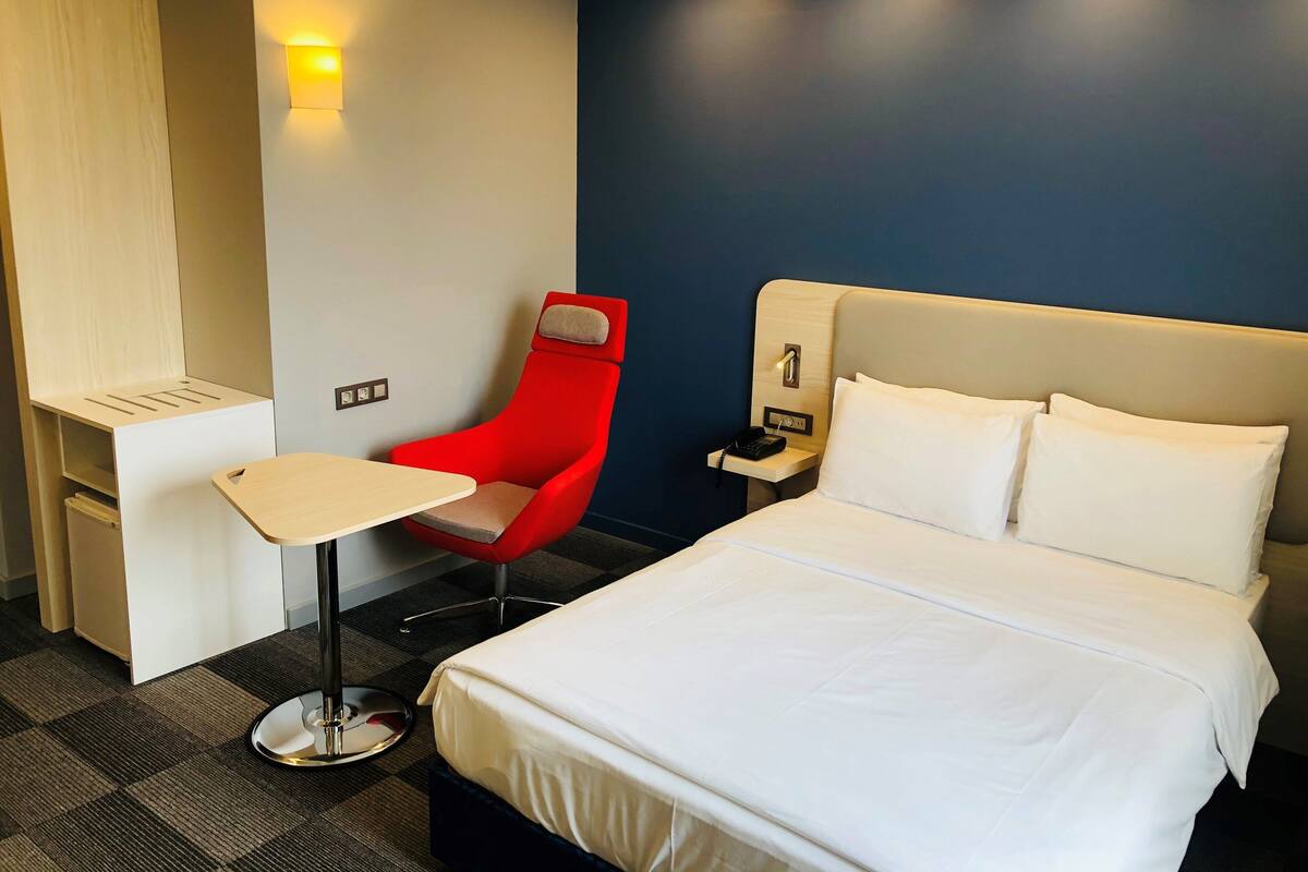 Standard Room, 1 Double Bed | Egyptian cotton sheets, premium bedding, down comforters, desk