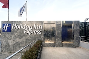 Property entrance - Holiday Inn Express Istanbul Altunizade by IHG (Istanbul)