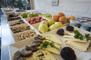 Breakfast buffet - Holiday Inn Express Istanbul Altunizade by IHG (Istanbul)