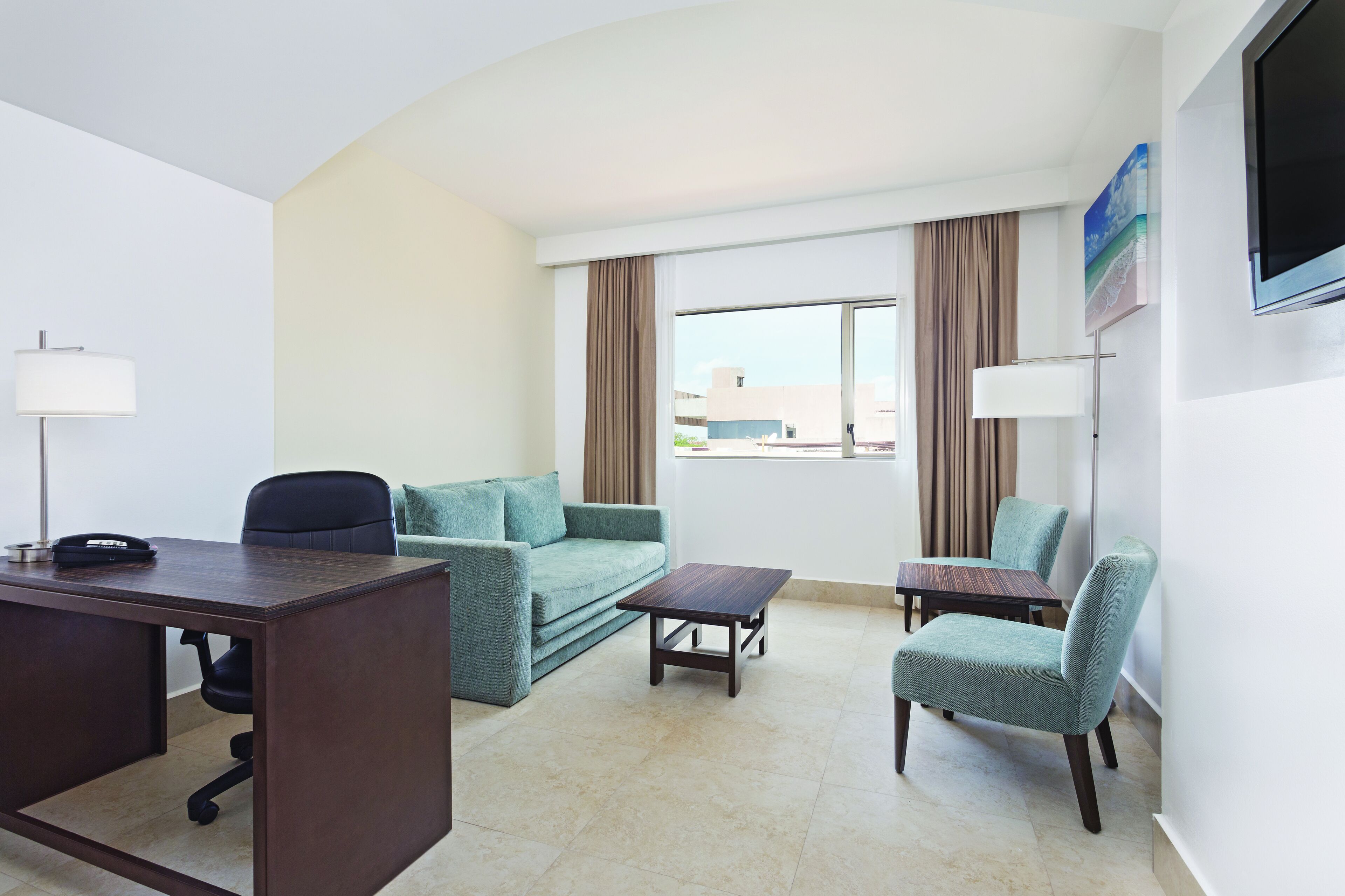 Suite junior, 1 cama King size, para no fumadores | Sala de estar | Televisión de pantalla plana de 32 pulgadas con canales por cable 